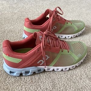 NEVER BEEN WORN - On Cloud tennis shoes